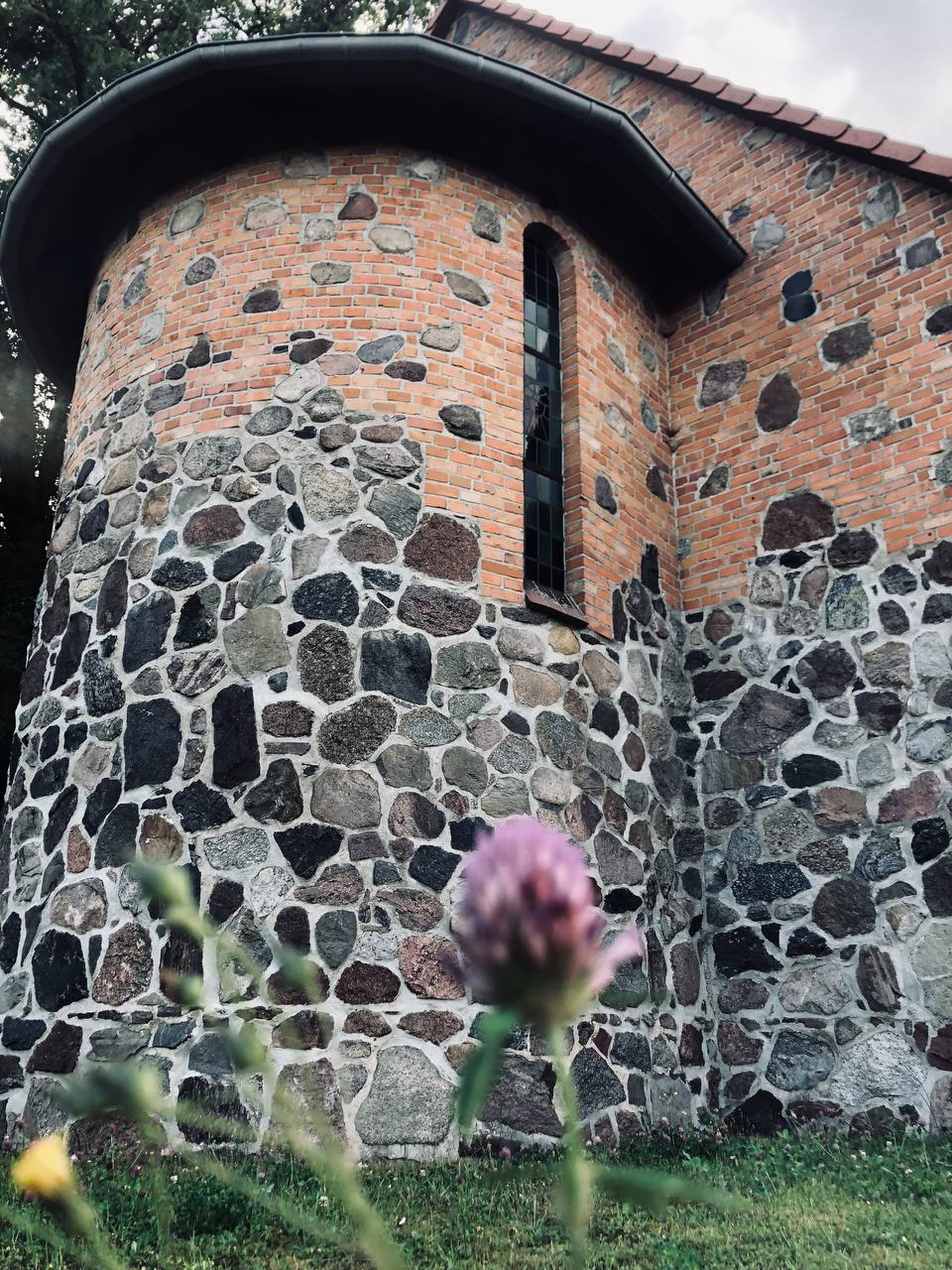 Rasenmähen um die Kirche