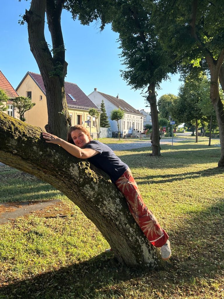 In der Nacht meiner Ankunft in Temnitztal höre ich die Zweige mit den großen tiefgrünen Blättern gegen die Scheiben in meiner Unterkunft für den Stipendienzeitraum. Wucherndes Grün, das hinein will, wie es beispielsweise der Efeu in Ruinen macht.